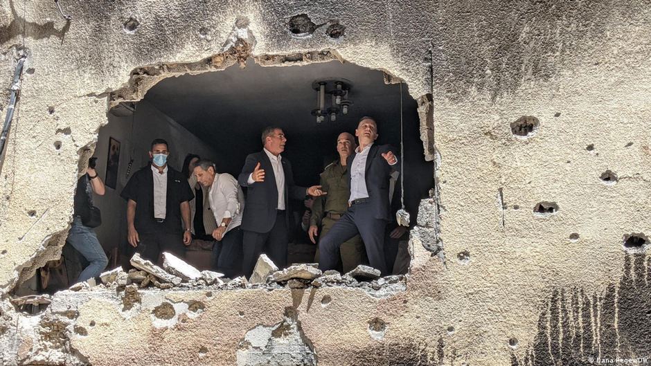 Der deutsche Außenminister Heiko Maas besuchte Israel und nahm Zerstörungen eines israelischen Wohnhauses in Augenschein; Foto: Dana Regev/DW)