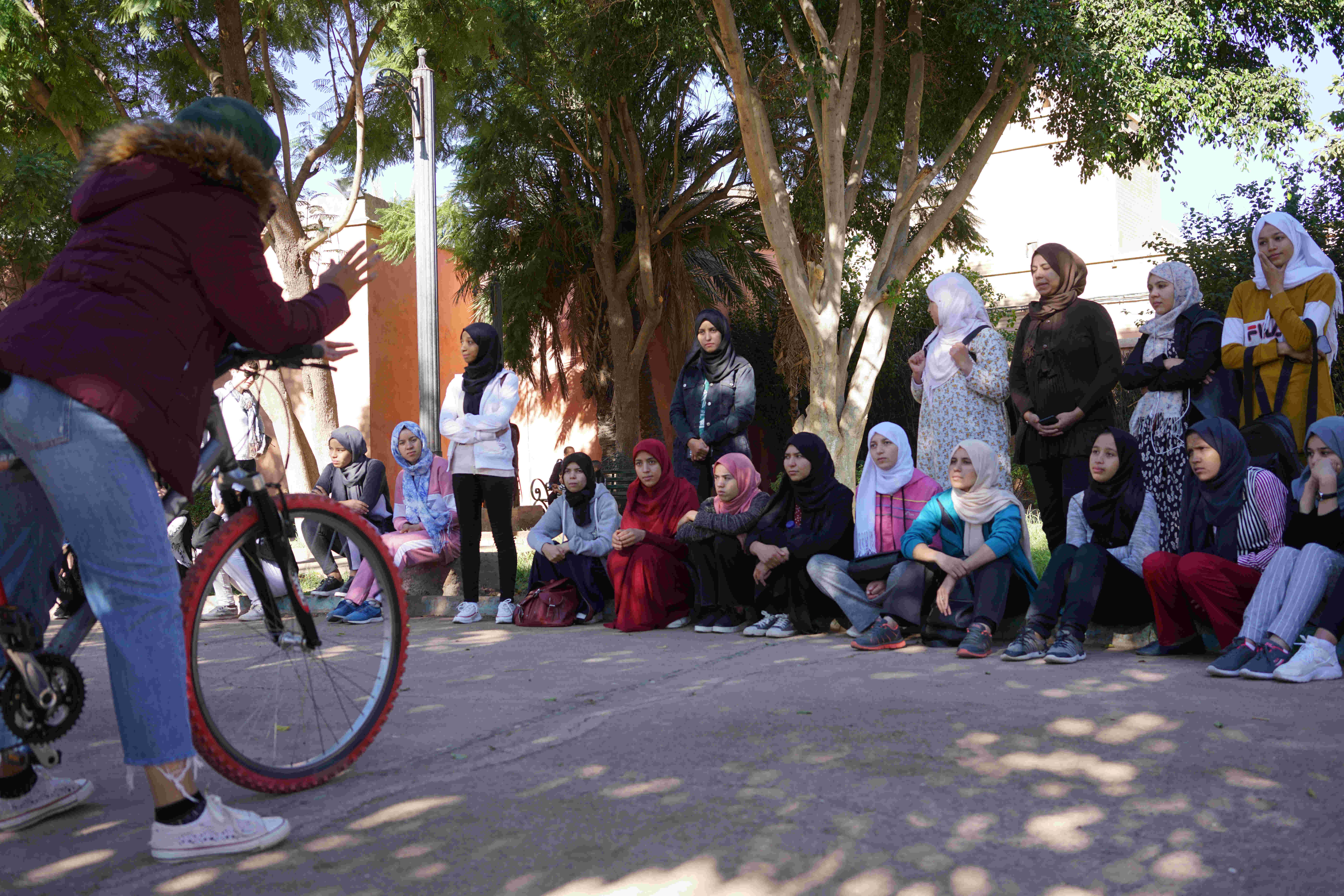 ثقافة جديدة لركوب الدراجات في المغرب - خولة الهيدي (على اليسار فوق الدراجة) تعلم الشابات المغربيات كيفية ركوب الدراجة الهوائية خلال مبادرة بيكالا. Khaoula El Haidi teaches young women to ride a bicycle, Pikala Bikes, Marrakech, Morocco (photo: Marian Brehmer)