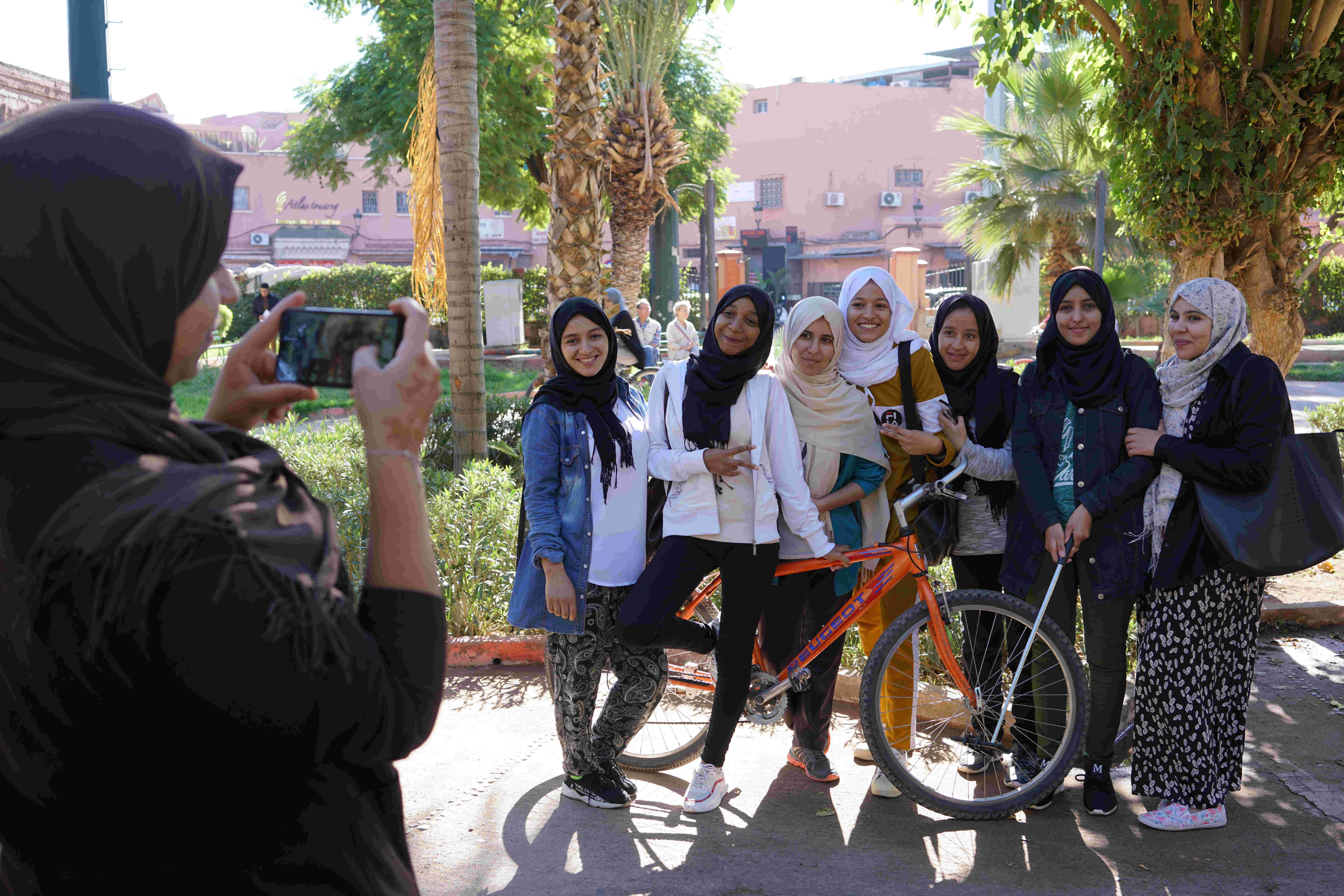 Junge Frauen posieren mit Fahrrad für ein Foto/Pikala Initiative in Marrakesch/Marokko; Foto: Marian Brehmer