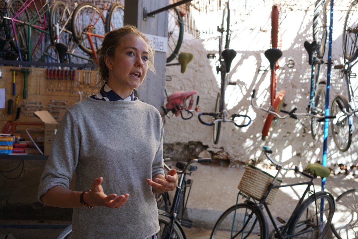 كانتال باكر هي مؤسسة مبادرة بيكالا في مراكش -ثقافةُ ركوب الدراجات الجديدةُ في المغرب. Cantal Bakker, founder of the Pikala bicycle project, Marrakech, Morocco (photo: Marian Brehmer)
