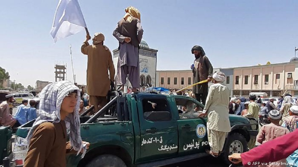 Taliban-Kämpfer stehen auf einem Polizeiauto in Kandahar: Auch die zweitgrößte Stadt Afghanistans wurde in den vergangenen Tagen von der militant-islamistischen Gruppe eingenommen. Neben weiteren Einrichtungen wurden auch das Büro des Gouverneurs und die örtliche Polizeistation unter ihre Kontrolle gebracht.