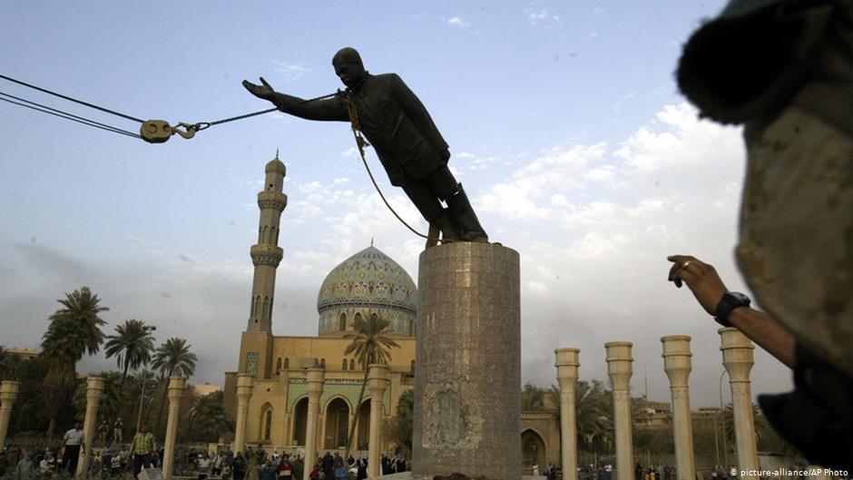 Nach dem Einmarsch der US-Armee im Irak 2003 wird die Statue von Saddam Hussein in Bagdad gestürzt; Foto: picture-alliance/AP Photo