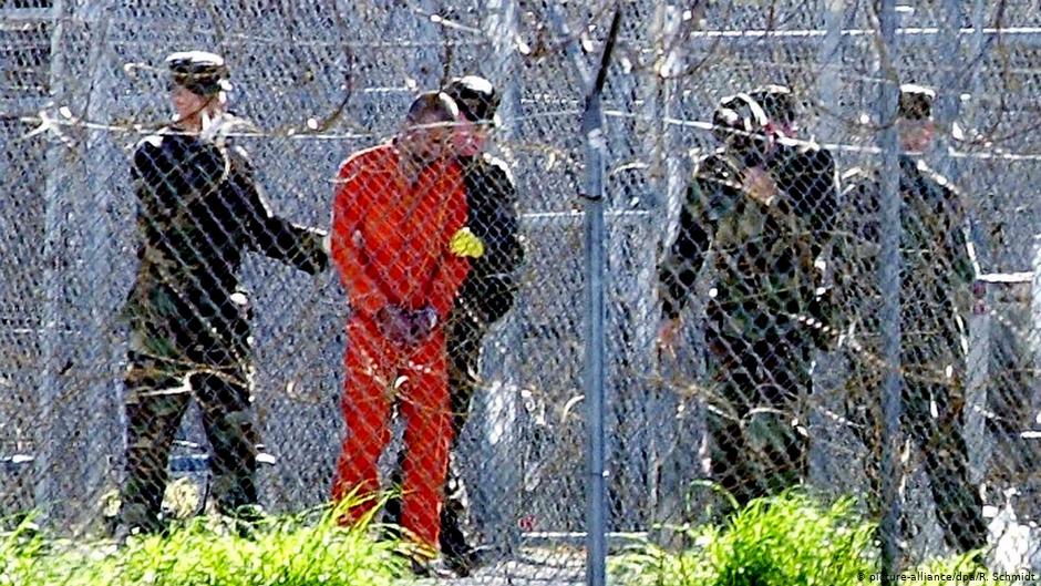 Ein Gefangener wird abgeführt in Guantanamo; Foto: picture-alliance/dpa/R.Schmidt