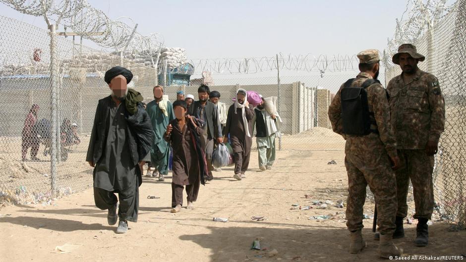 Hazara refugees cross the border from Afghanistan into Pakistan at Chaman (photo: Saeed Ali Achakzai/Reuters)