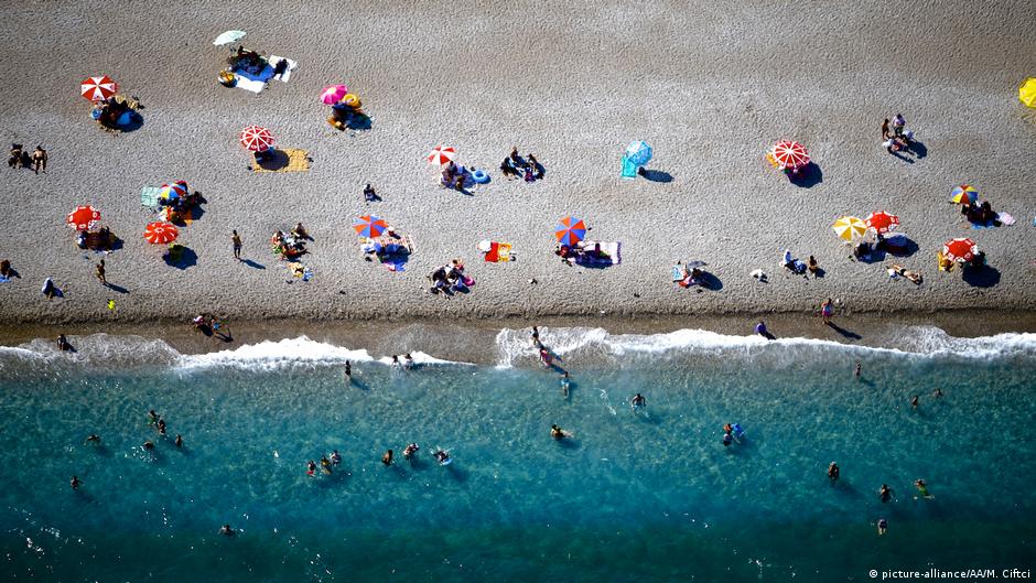 Sparsely populated beach at Antalya, Turkey (photo: picture-alliance/AA)