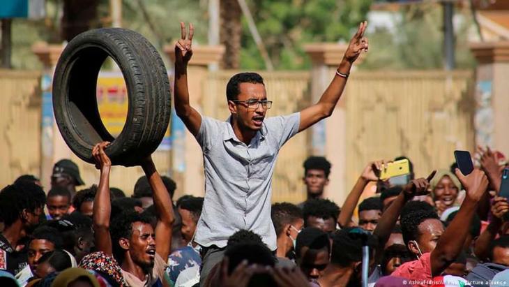 Protesters in Khartoum, Sudan, 25 October 2021 (photo: Ashraf Idris/AP Photo/picture alliance)