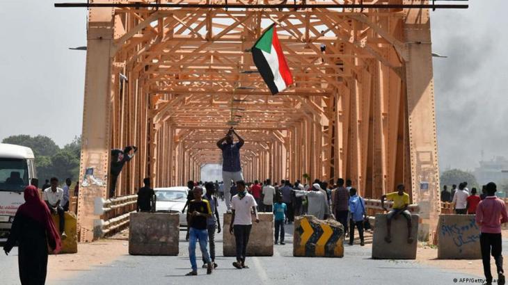 Protesters on a bridge in Omdurman, Sudan, 25 October 2021 (photo: AFP/Getty Images)