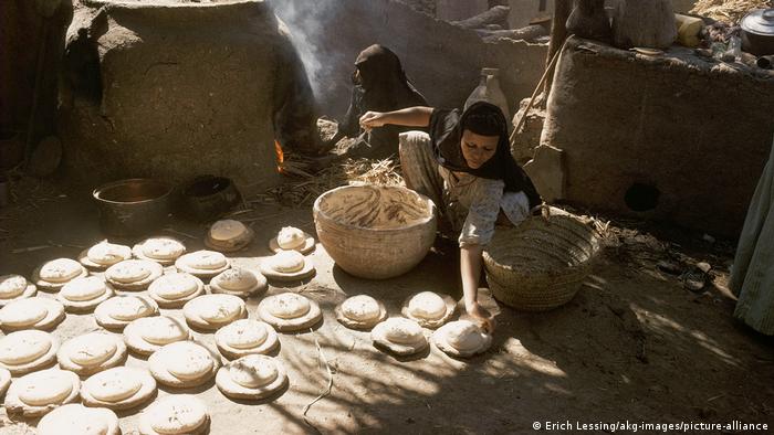  دعم الخبز والغذاء في مصر - محطات بارزة على مر السنين 03 Ägypten  Frauen backen Brot FOTO PICTURE ALLIANCE