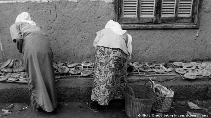  دعم الخبز والغذاء في مصر - محطات بارزة على مر السنين 04 Ägypten  Brotverkauf 1992 Foto Picture Alliance
