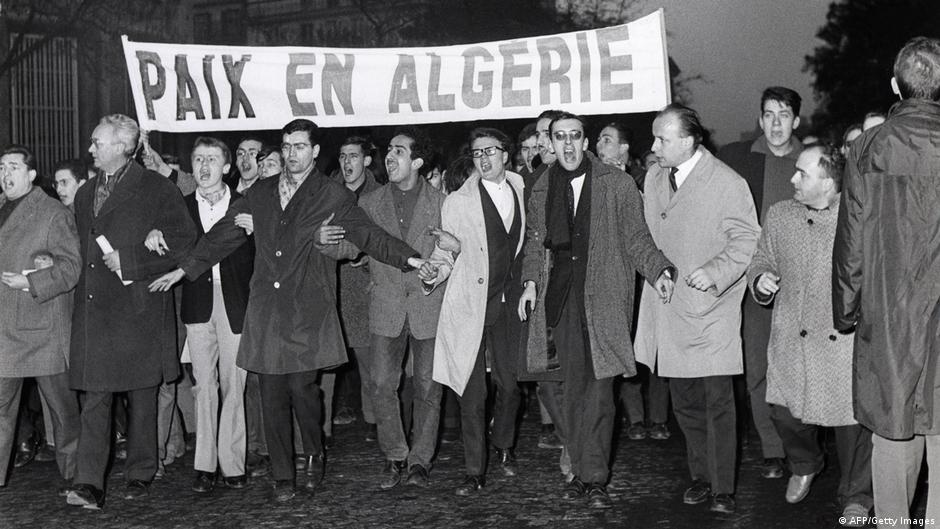 مظاهرة في باريس في فرنسا سنة 1961 لمساندة استقلال الجزائر. Frankreich Demo gegen Algerienkrieg 1961 FOTO GETTY IMAGES