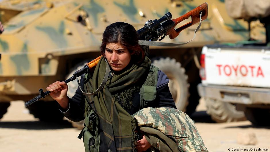 امرأة مقاتلة كردية في سوريا. Raqqa Rakka Syrien kurdische Kämpfer Befreier FOTO Getty Images