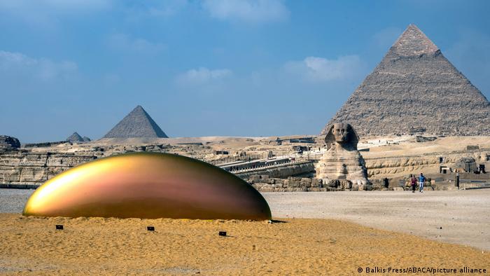 Eine Installation mit dem Titel Eternity Now der amerikanischen Künstlerin Gisela Colon in der Nähe der Sphinx und der Pyramiden auf dem Gizeh-Plateau in der Nähe von Kairo, Ägypten, am 25. Oktober 2021.