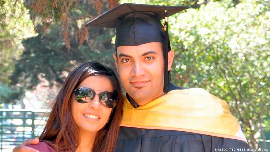 Graduation photo of human righs activist Abdulrahman al-Sadhan from 2013 with his sister Areej (photo: AP/pciture-alliance)