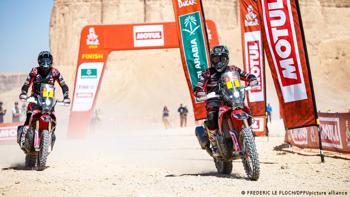 Bei der Rallye Dakar 2020 fahren zwei Motorräder durchs Ziel