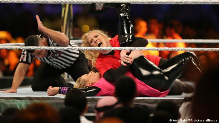 Kampf zwischen den Wrestlerinnen Lacey Evans und Natalya Neidhart in Riad