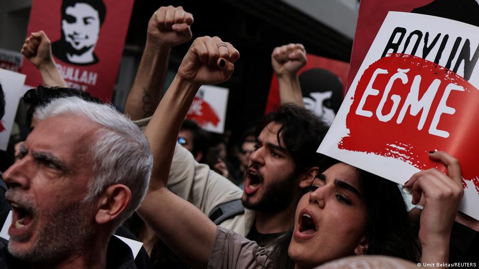 Proteste in Istanbul am 26. April 2022 gegen ein Gerichtsurteil, das den Kulturförderer Osman Kavala wegen eines Umsturzversuchs zu lebenslanger Haft verurteilt hat. (Foto: REUTERS/Umit Bektas)