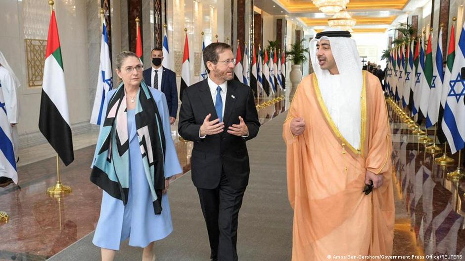 Israeli President Isaac Herzog walks between his wife and Sheikh Abdullah bin Zayed Al Nahyan, foreign minister of the United Arab Emirates (photo: Government Press Office/Reuters)