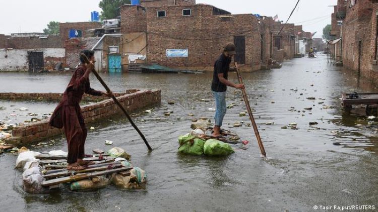 By raft through Hyderabad: two young men struggle through the streets of Hyderabad, a city of millions in southern Pakistan, on homemade rafts. According to official figures, the floods, which mainly affect the south, are comparable to those of 2010, when more than 2,000 people died and almost one-fifth of the country was underwater