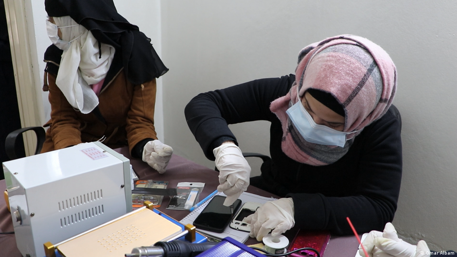 النساء يتعلمن مهنة إصلاح الهواتف في مركز بارقة أمل في إدلب. Eine Syrerin repariert ein Handy; Foto: Omar Albam