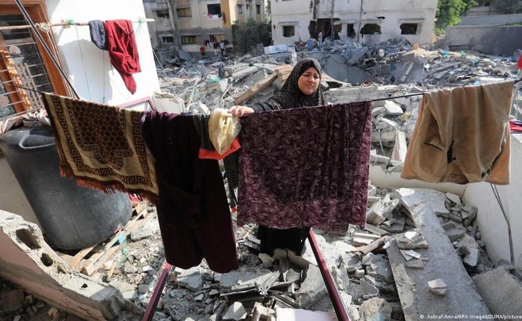 Life in Gaza among rubble and clotheslines (photo Ashraf Amra/APA Images/ZUMA/picture-alliance)
