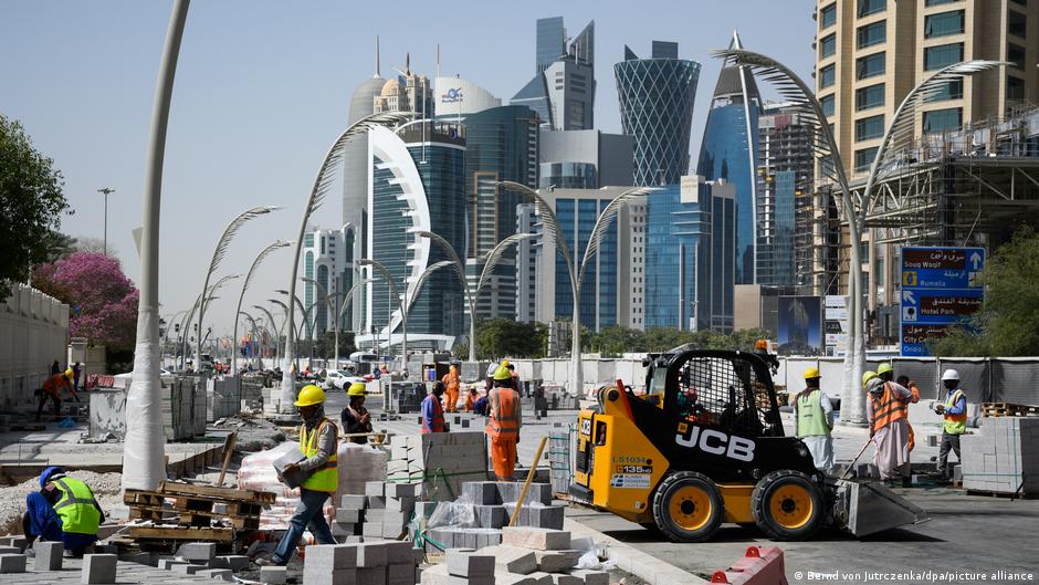 Arbeiter auf einer Baustelle in Katar; Foto: Bernd von Jutrczenka/dpa/picture alliance