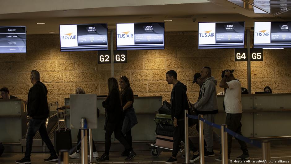 آلاف المشجعين الإسرائيليين سافروا إلى قطر لحضور كأس العالم - الصورة في تل أبيب. Israelische WM-Besucher beim Check-in am Flughafen in Tel Aviv; Foto: Mosafa Alkharouf/AA/picture-alliance