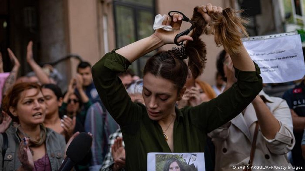 Meine Haare, mein Leben - drei Monate Proteste im Iran