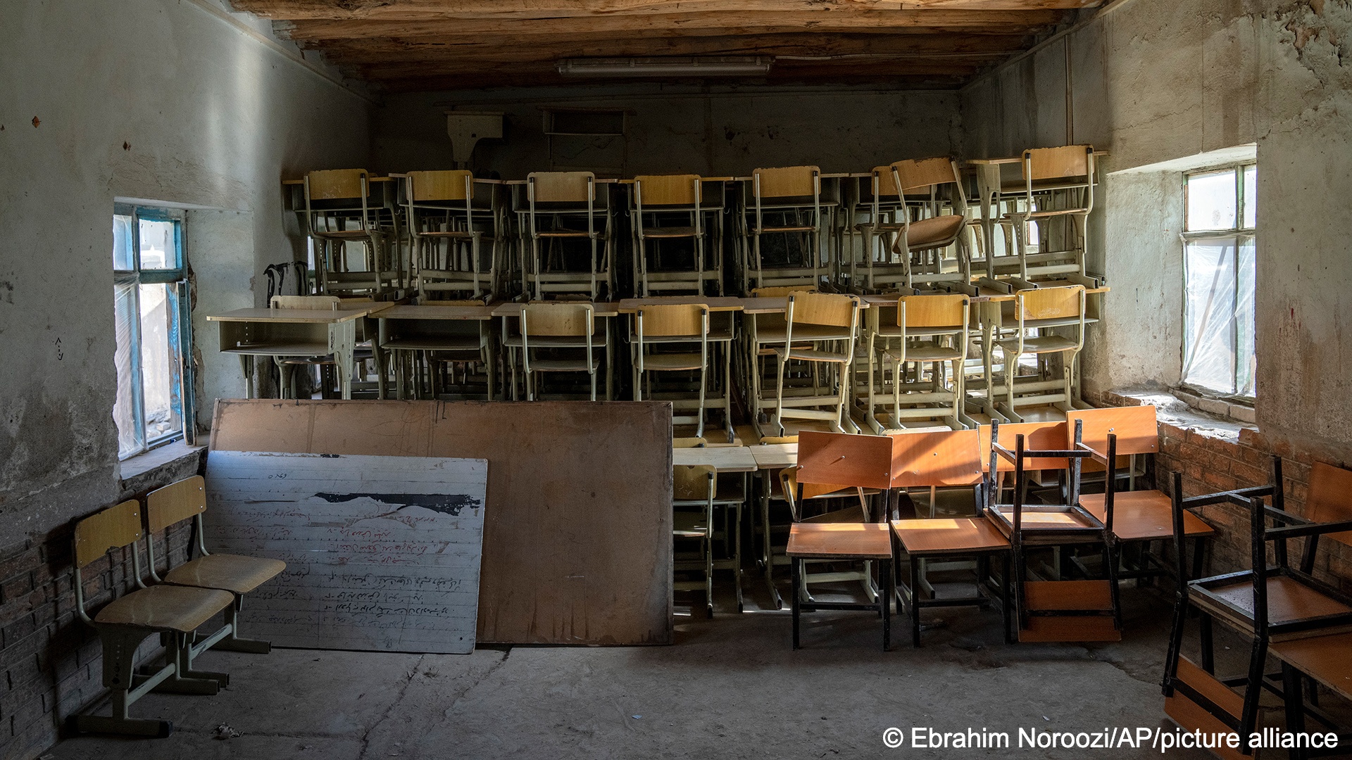 Ein leeres Klassenzimmer, das zuvor für den Unterricht der Mädchen genutzt wurde, in Kabul, Afghanistan, 22. Dezember 2022 (Foto: Ebrahim Noroozi/AP/picture alliance)