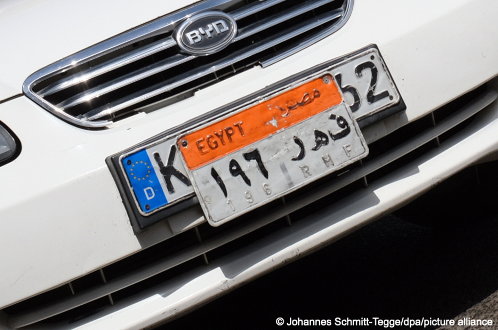 Taxi with an old German under an Egyptian number plate seen on a street in Cairo (image: picture alliance/dpa | Johannes Schmitt-Tegg)