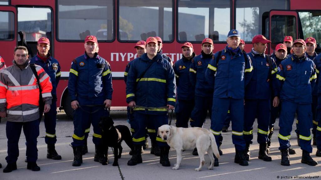 أفراد فريق المساعدة والإنقاذ اليوناني في منطقة الزلزال في تركيا. Griechische Helfer im Erdbebengebiet in der Türkei; Foto: picture-alliance/dpa/AP