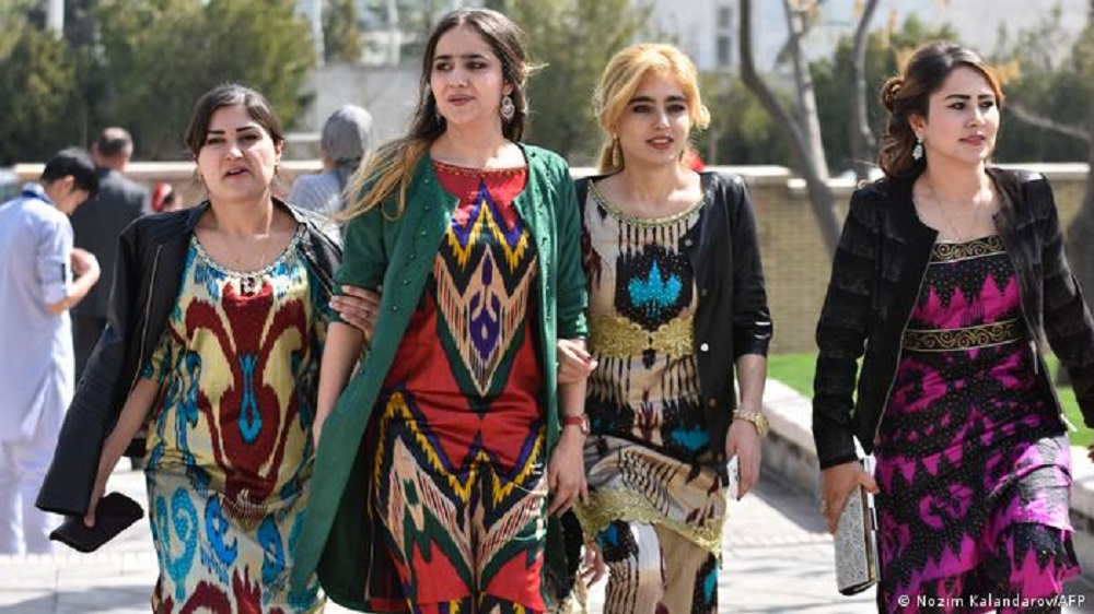 In Tadschikistan wird Nouruz eine ganze Woche lang gefeiert. Diese Frauen tragen traditionelle tadschikische Kleider. Das Bunte steht für den Frühling und den Wiederbeginn allen Lebens, der an Nouruz gefeiert wird. Außerdem gilt die Farbenpracht der Kleidung als Symbol der Freundschaft.