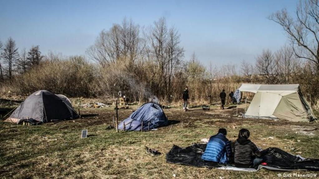 خيام للاجئين في غرب البوسنة يريدون الوصول إلى ألمانيا عبر طريق البلقان. Flüchtlinge auf der Balkanroute; Foto: Dirk Planert/DW