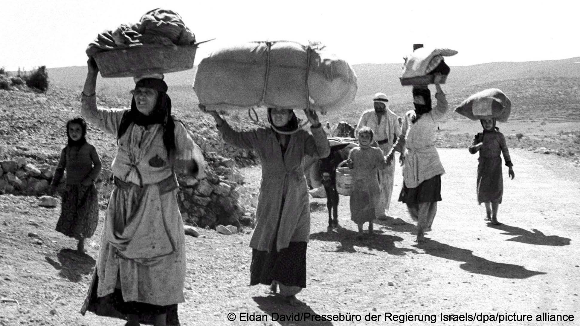 Palestinians carry as many belongings as possible as they flee their homes on 14 May 1948, unknown location in Israel (photo: Eldan David/Pressebüro der Regierung Israels/dpa/picture alliance)