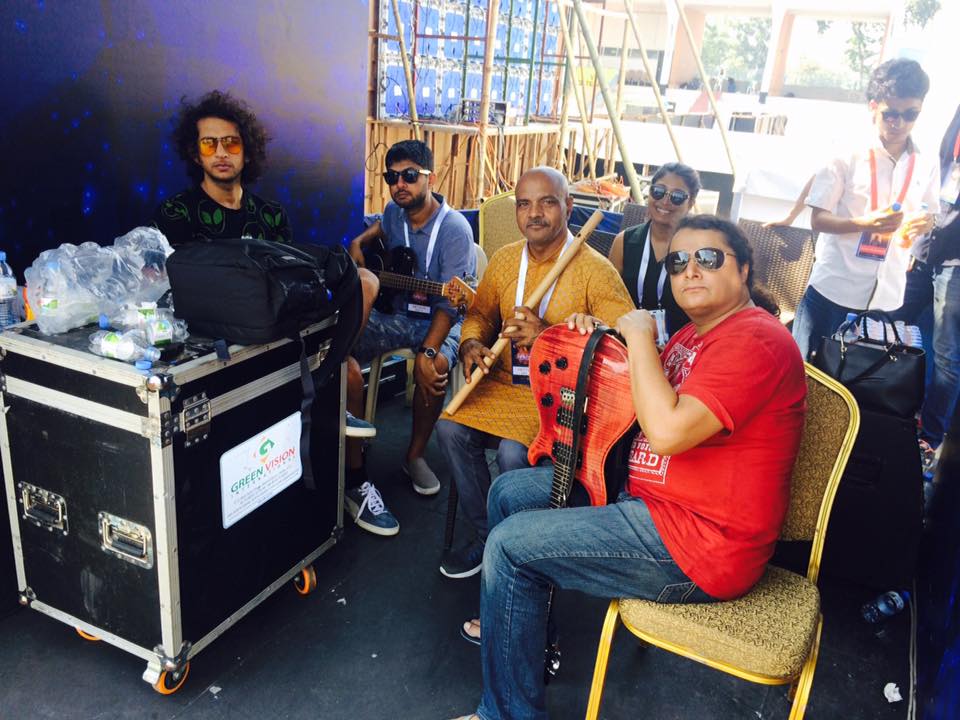 فرقة  ميكال حسن - تسليط الضوء على الموسيقى من باكستان. 