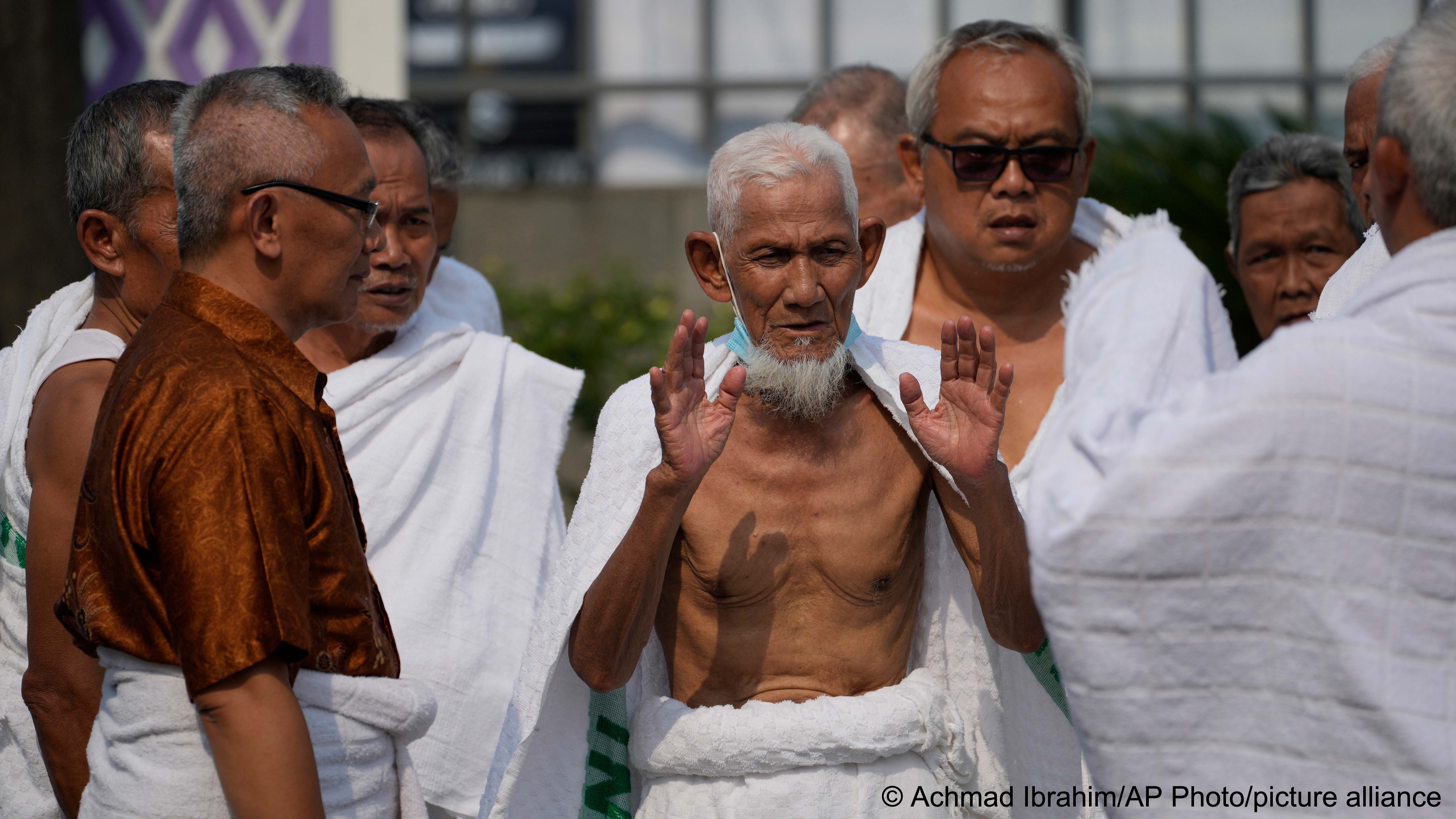 Husin bin Nisan, center, prays during a hajj rehearsal in Tangerang, Indonesia, Monday, May 15, 2023. After spending more than three decades picking tips from motorists, the 85-year-old volunteer traffic attendant is finally realizing his dream to go to the Islamic holy cities of Mecca and Medina for hajj pilgrimage (image: AP Photo/Achmad Ibrahim)