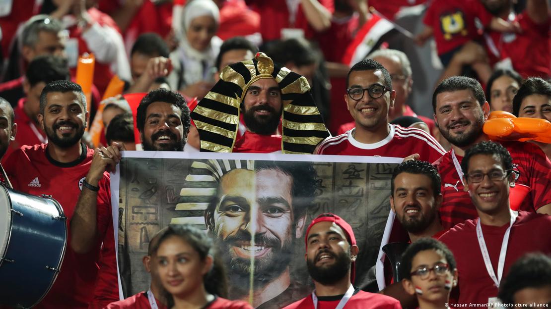 Egyptian fans during the Africa Cup match between Egypt and South Africa (image: Hassan Ammar/AP Photo/picture alliance)