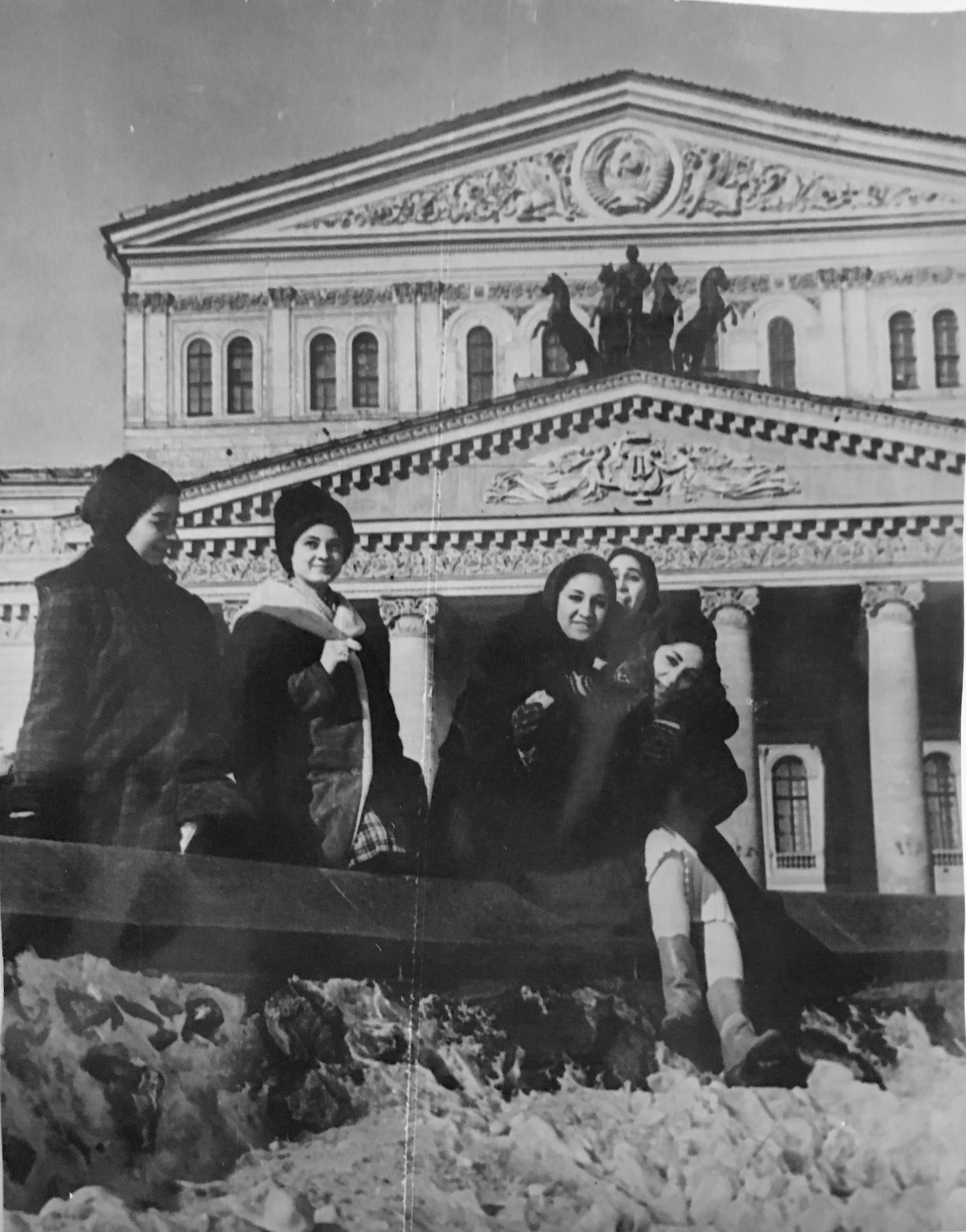 Die fünf ägyptischen Ballettänzerinnen posieren vor dem Bolshoi Ballet in Moskau (Foto: Magda Saleh)