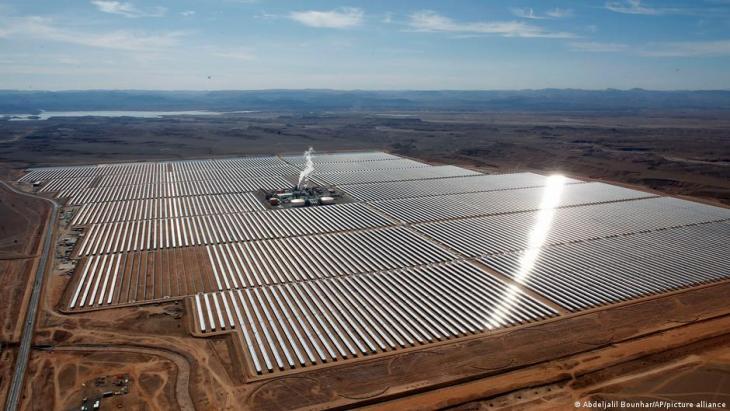 Blick auf einen Teil der Solaranlage von Ouarzazate; Foto: picture-alliance
