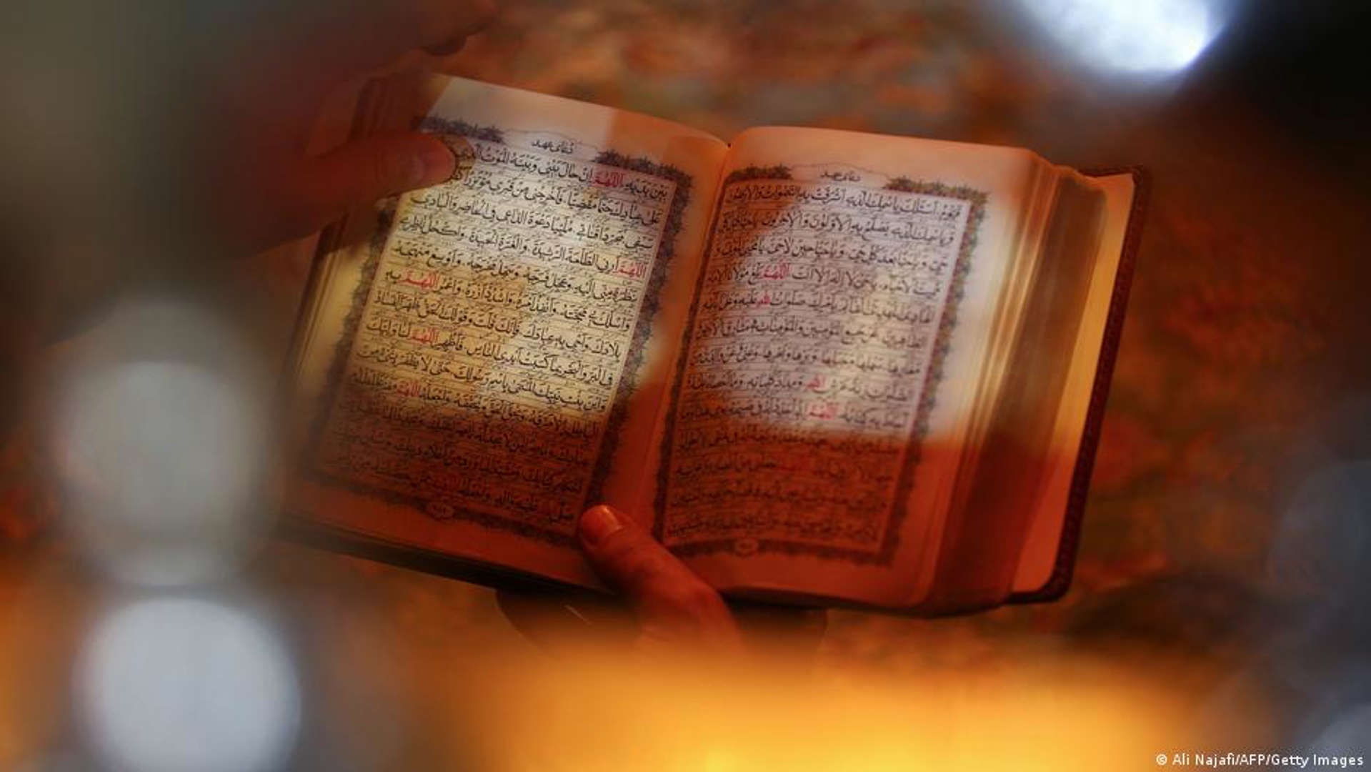 صورة رمزية لنسخة من القرآن الكريم; © Ali Najafi/AFP/Getty Images