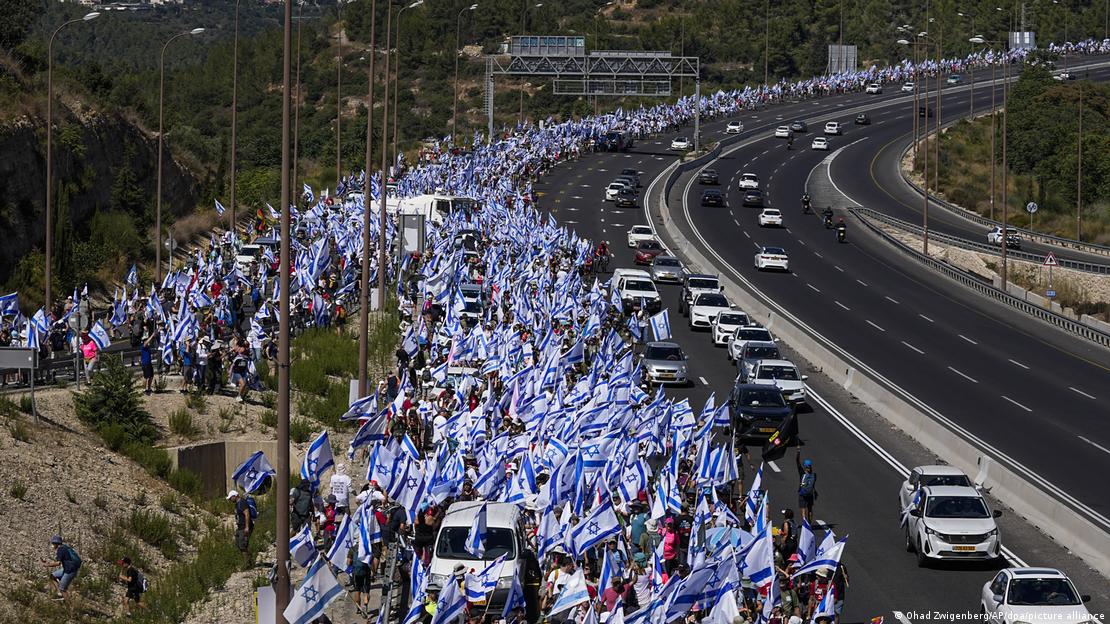 Protestmarsch - auf der Autobahn nach Jerusalem; Foto: Ohad Zwigenberg/AP/dpa/picture alliance 