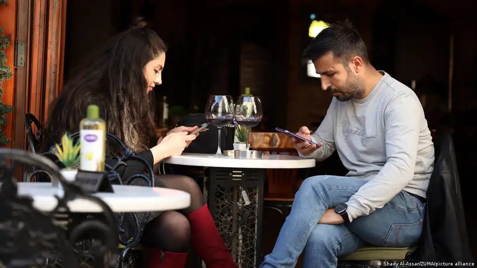 A couple sitting in a bar in Istanbul, Turkey, with two glasses of wine (image: Shady Al-Assar/ZUMA/picture alliance)