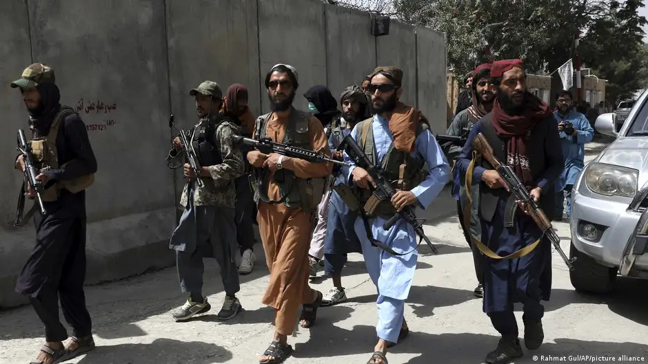 Taliban patrol Kabul (image: Rahmat Gul/AP/picture alliance)