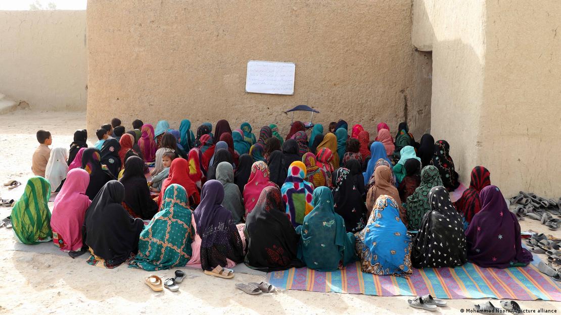 Afghanistan. Mädchen, die keine weiterführenden Schulen besuchen können, werden von Freiwilligen unterrichtet; Foto: Mohammad Noori/AA/picture alliance