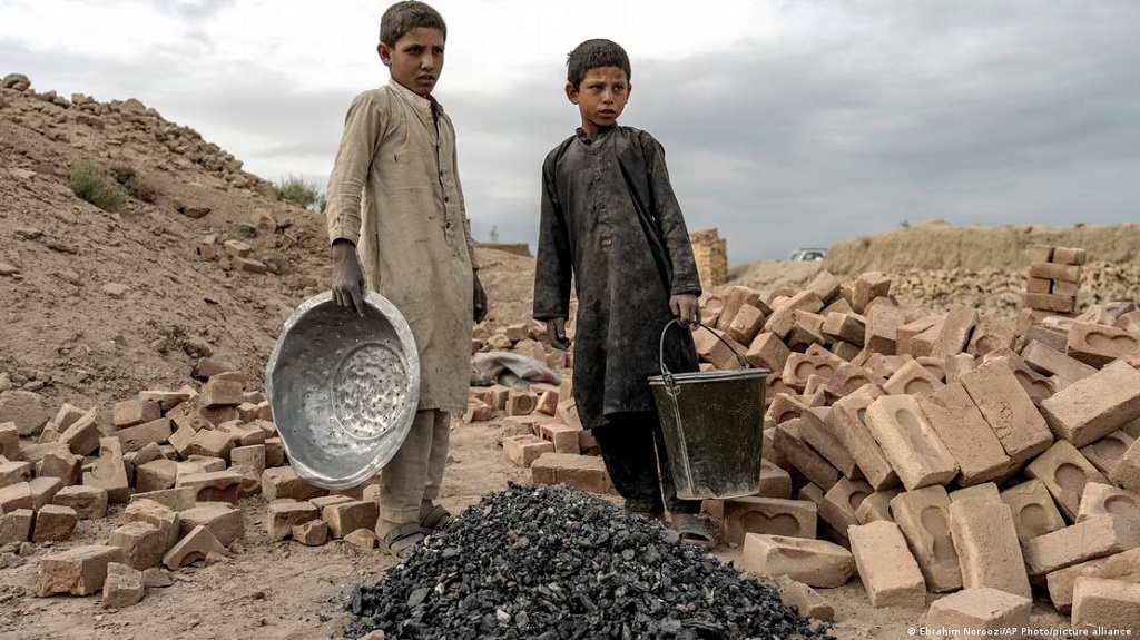 الأطفال عُمَّال في أفغانستان. Arbeitende Kinder in Afghanistan; Foto: Ebrahim Noroozi/AP Photo/picture alliance 