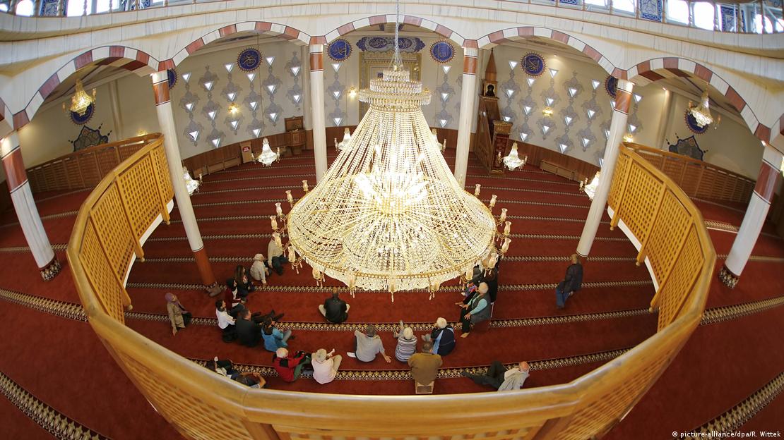 Interior of Yavuz Sultan Selim Mosque in Mannheim, Germany (image: picture-alliance/dpa/R. Wittek) 