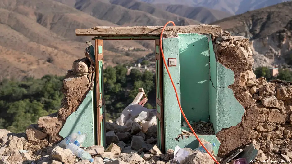 Die Tür eines zerstörten Hauses inmitten der Trümmer in Imi N'tala, in den Randbezirken von Marrakesh, Marokko (Foto: AP/dpa)