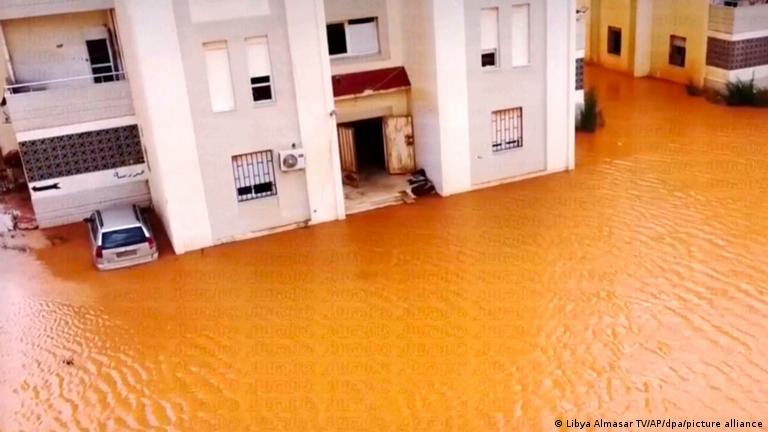 ليبيا بعد إعصار دانيال وانهيار السدين وسيول مدينة درنة الكارثية. Unwetter in Libyen - Tausende Tote in Küstenstadt Darna  - Bild: Libya Almasar TV/AP/dpa/picture alliance