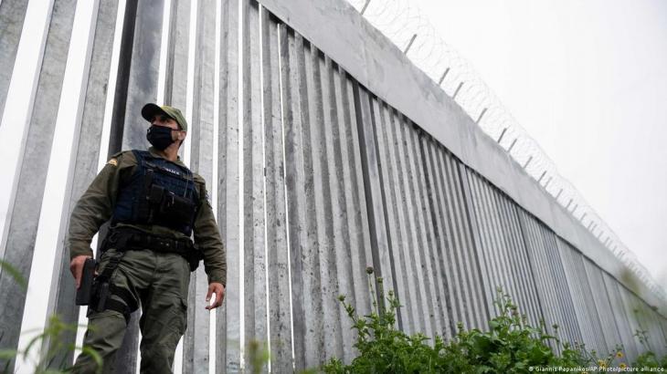 A policeman patrols alongside a steel wall at Evros river, near the village of Poros at the Greek-Turkish border, Greece, 21 May 2021 (image: Giannis Papanikos/AP Photo/picture alliance)