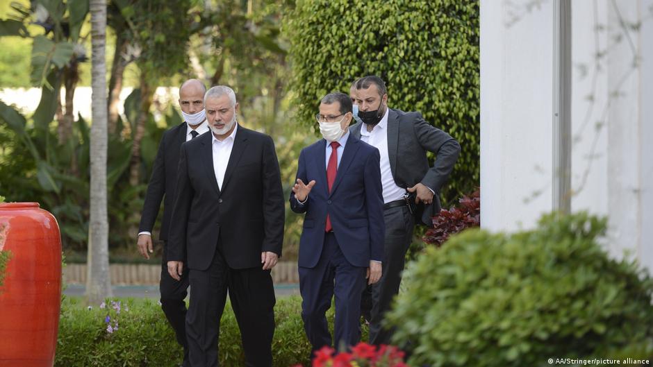 إسماعيل هنية رئيس المكتب السياسي لحركة حماس الفلسطينية - المغرب. Hamas political chief Ismail Haniyeh (L) meets Prime Minister of Morocco, Saadeddine Othmani (R) in Rabat, Morocco (AA/stringer/picture-alliance)
