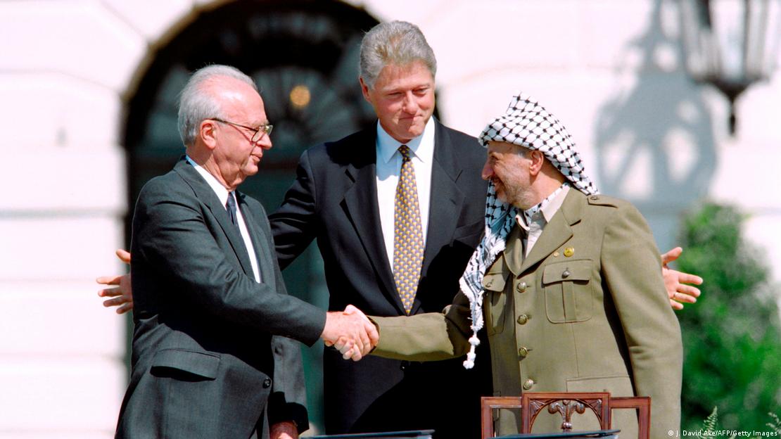 US-Präsident Bill Clinton, PLO-Chef Yassir Arafat und Israels Ministerpräsident Yitzhak Rabin Friedensvertrag von Oslo; Foto: David Ake/AFP/Getty Images